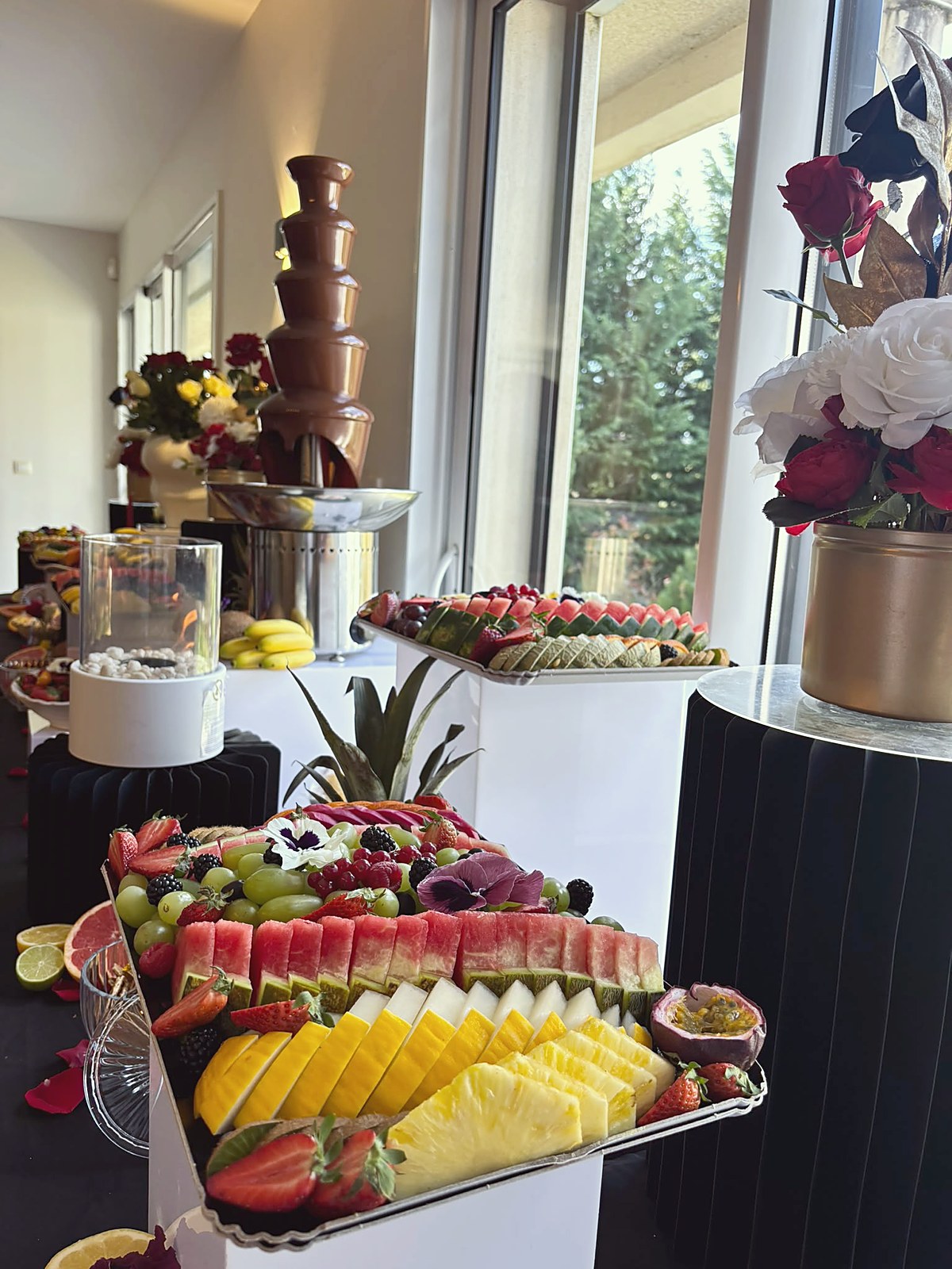 Buffet de desserts et fruits avec fontaine à chocolat pour un événement à Marrakech