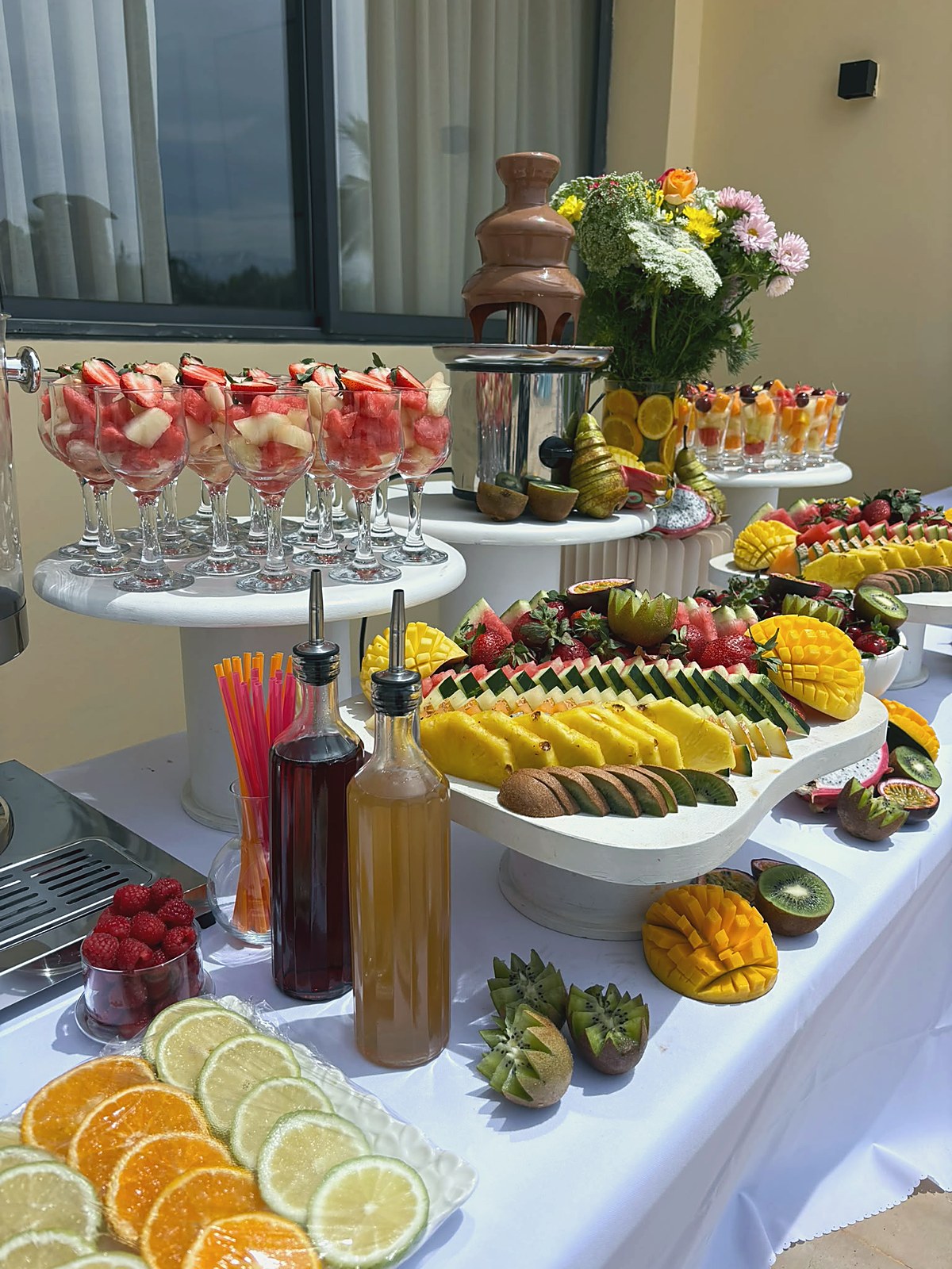 Buffet de fruits frais et fontaine à chocolat dressé par Break Brunch à Marrakech